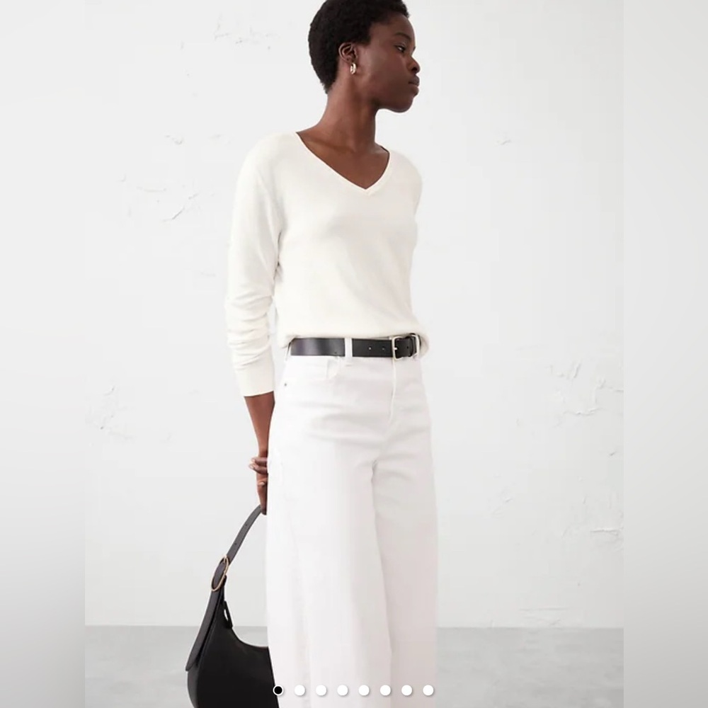 Banana Republic Forever Sweater in Cream V-Neck Size M